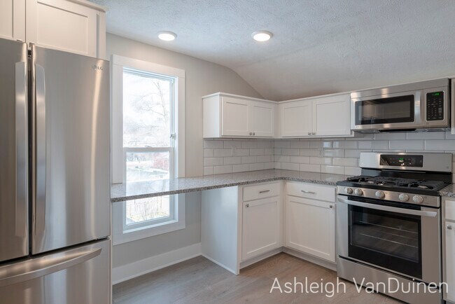 Photo - 823 Crescent St NE