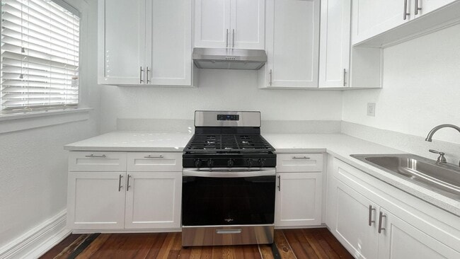 Photo - Leeward Apts...New York Style..Gorgeous Newly Remodeled!