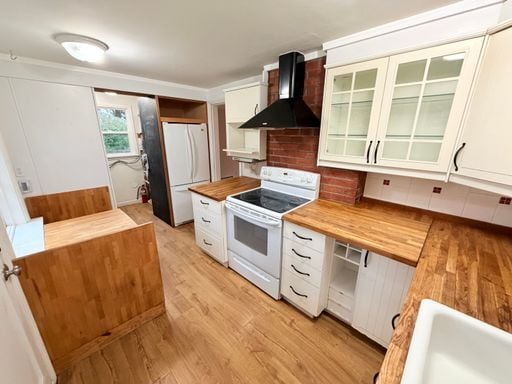 Photo - Great 2 bed home, fully fenced backyard in desirable Olympic Hills! Available Now!