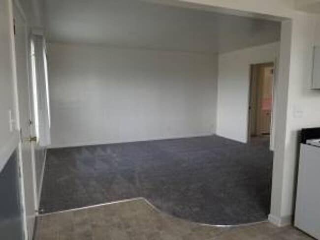 Building Photo - Spacious 1bdrm in small complex - Close to... Rental