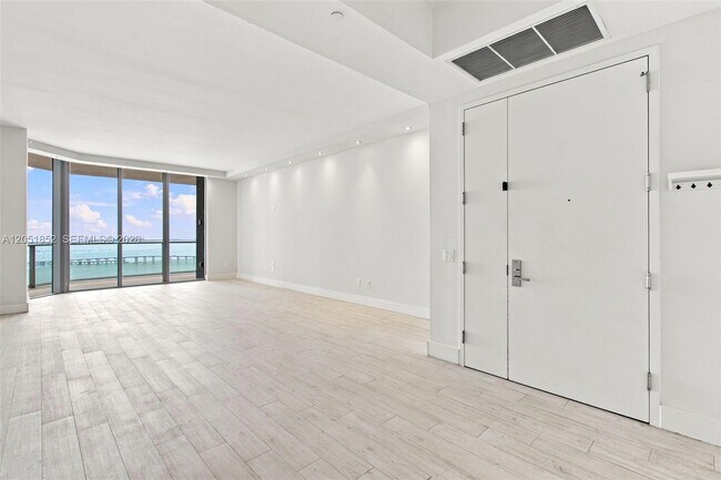 Building Photo - 1300 Brickell Bay Dr Unit 3804