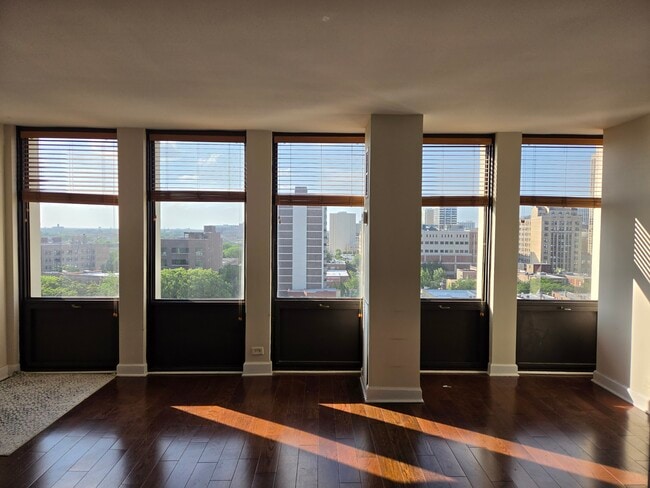 Building Photo - 444 W Fullerton Pky Unit Parkwest Condominium