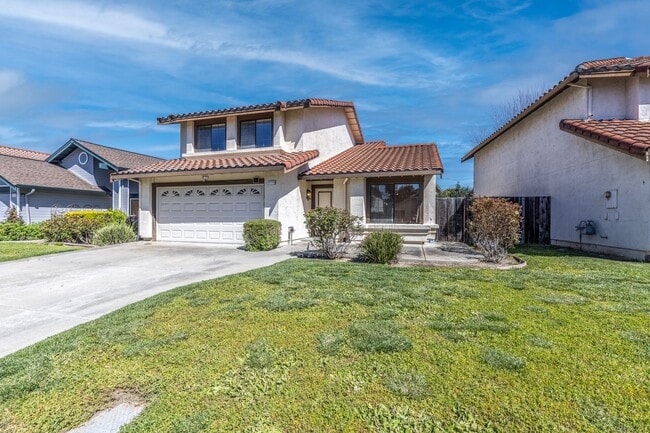 Building Photo - 4 bed/3 bath Single Family Home w/ large backyard!