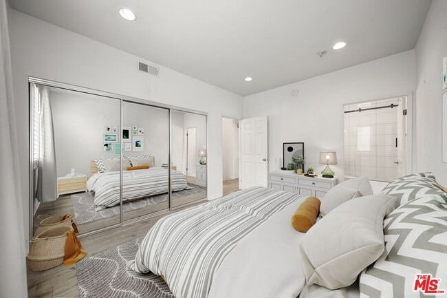 Photo - 812 N Hudson Ave Unidad 107