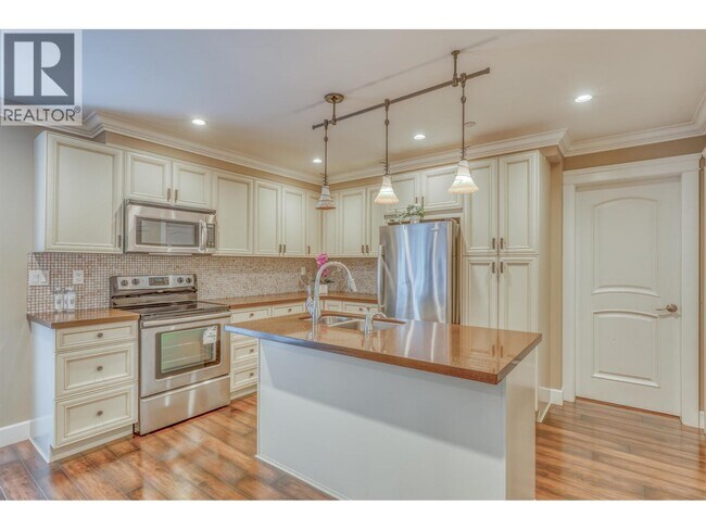 Photo - 1451 Mathers Ave