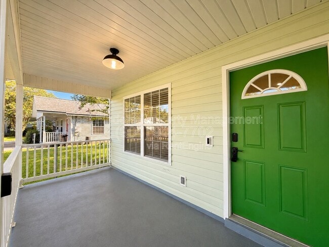 Photo - 725 Alexander St