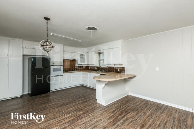 220 Hallbrook Dr