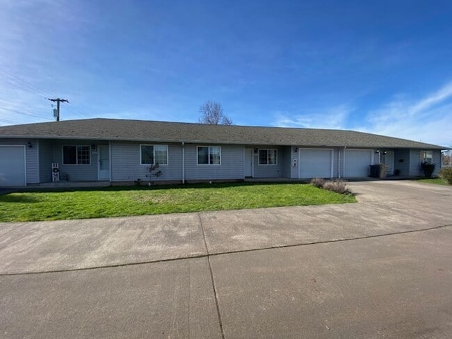 Building Photo - Duplex Close To Downtown!