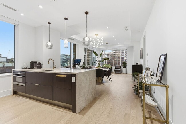 Photo - 455-455 Wellington St W