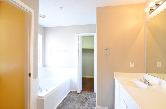 Building Photo - 2710 Grants Lake Blvd Unit L10