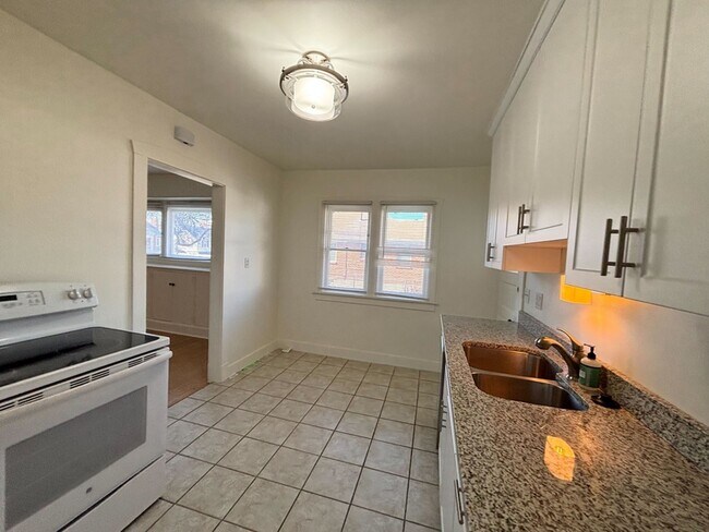 Photo - 361-361 Williams Ave S