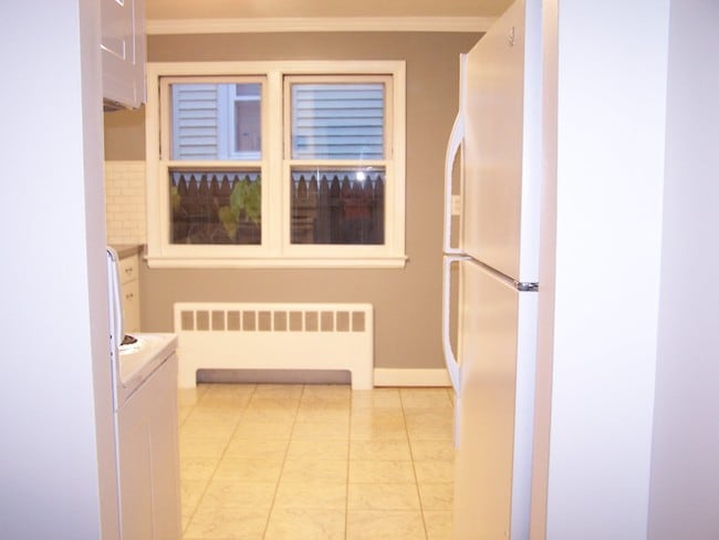 Photo - 47 Quaker Ln S Unit 2