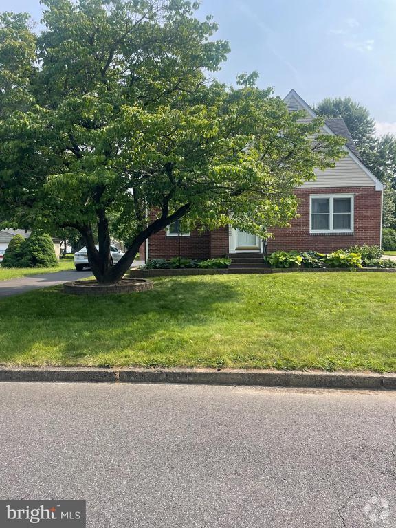 Building Photo - 1747 W McGalliard Ave Rental