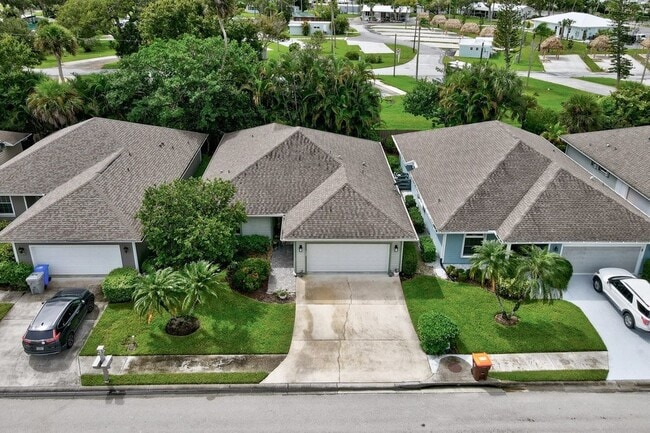 Photo - 325 Hawthorne Ln