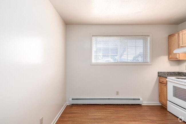 1BR, 1BA - 765SF - Dining Room