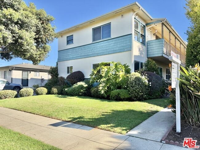 Building Photo - 2027 Euclid St Unit B