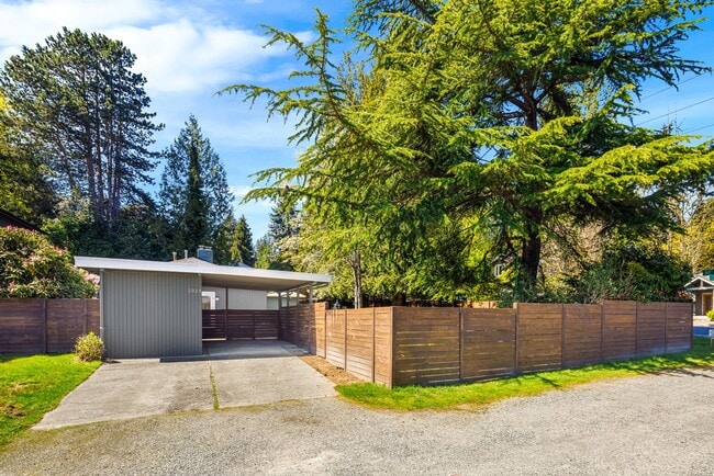 Building Photo - Elegant 3 Bed, 2.5 Bath Home in Northeast ...