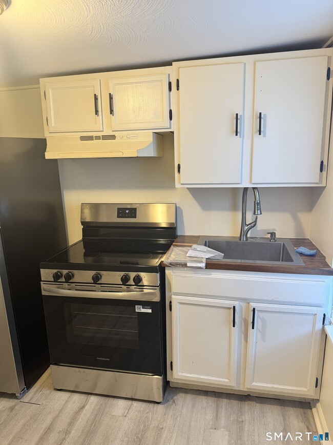 Building Photo - 55 Spring St Unit B