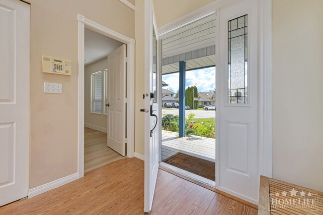 Photo - Spacious Luxury 4 Bedroom Upper Suite in Clayton Heights Unit Upper House
