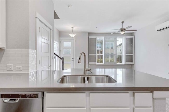 Photo - 2909 Zach Scott St