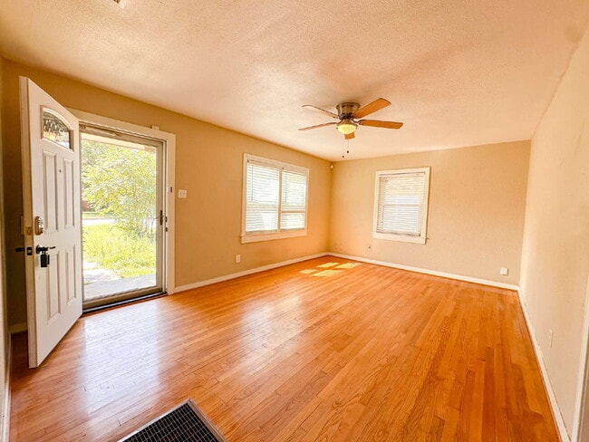 Photo - 2-bedroom, 1-bath home in Maxey Park!