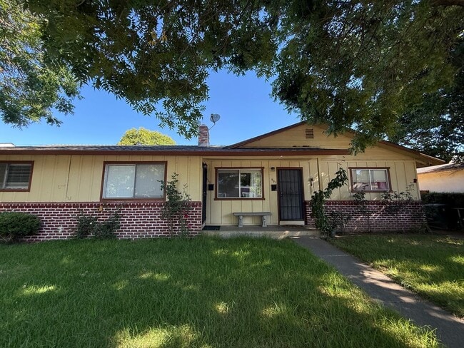 Building Photo - $2,695 - 2 Bd/1 Ba Duplex with remodeled kitchen and bath in Gilroy-Large backyard