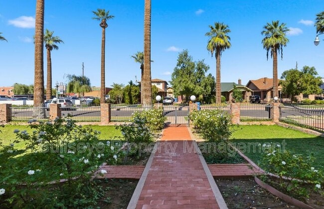 Photo - 525 W Lynwood St