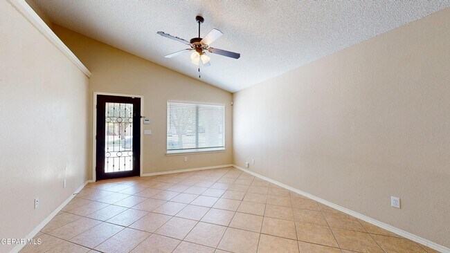 Photo - 1819 Shreya St