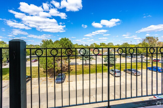 1BR, 1BA - 648 SF