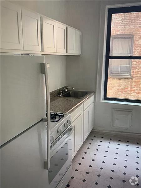 Building Photo - 7423 Ridge Blvd Rental