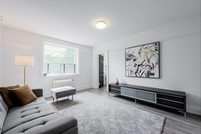 Photo - 210 Wychwood Avenue