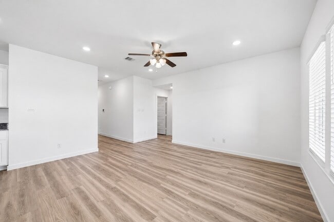 Photo - 9522 Wall St