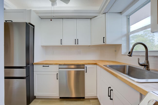Photo - 18081 SE Country Club Dr Unit 101