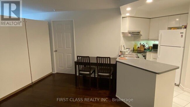 Photo - 736 Bay St.
