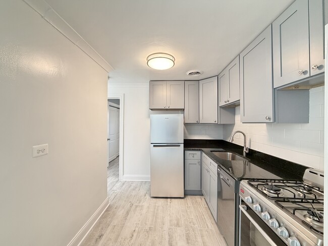 6731 N California Ave Unit SG