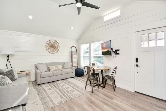 Photo - 5324 Avenue L