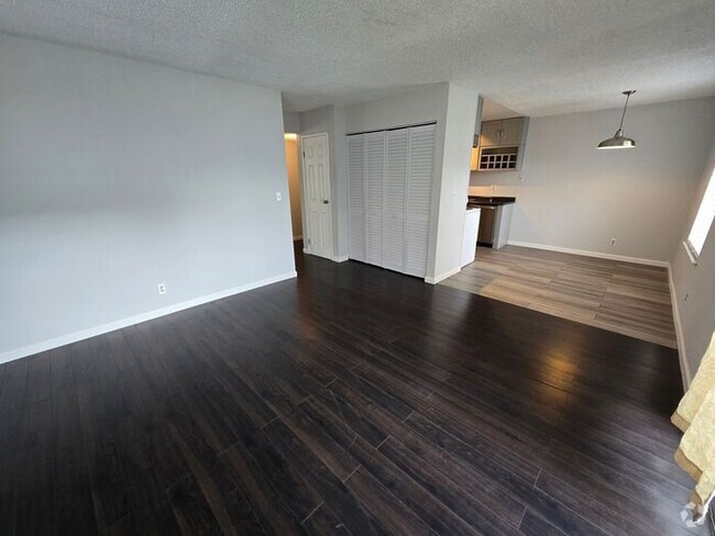 Building Photo - Updated Condo for Easy, Modern Living. Unit Apartment 87