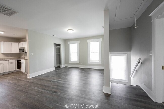 Photo - "Charming 3-Bedroom Duplex Haven on W 29th St – Spacious 1031 Sq Ft Gem in Indianapolis!" Unit B