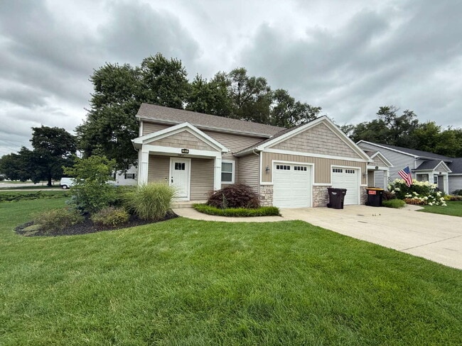 Building Photo - 3 bed, 2 full bath Townhouse Unit A