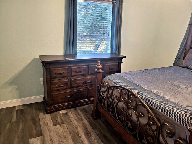 Photo - 1526 Lakeside Dr W