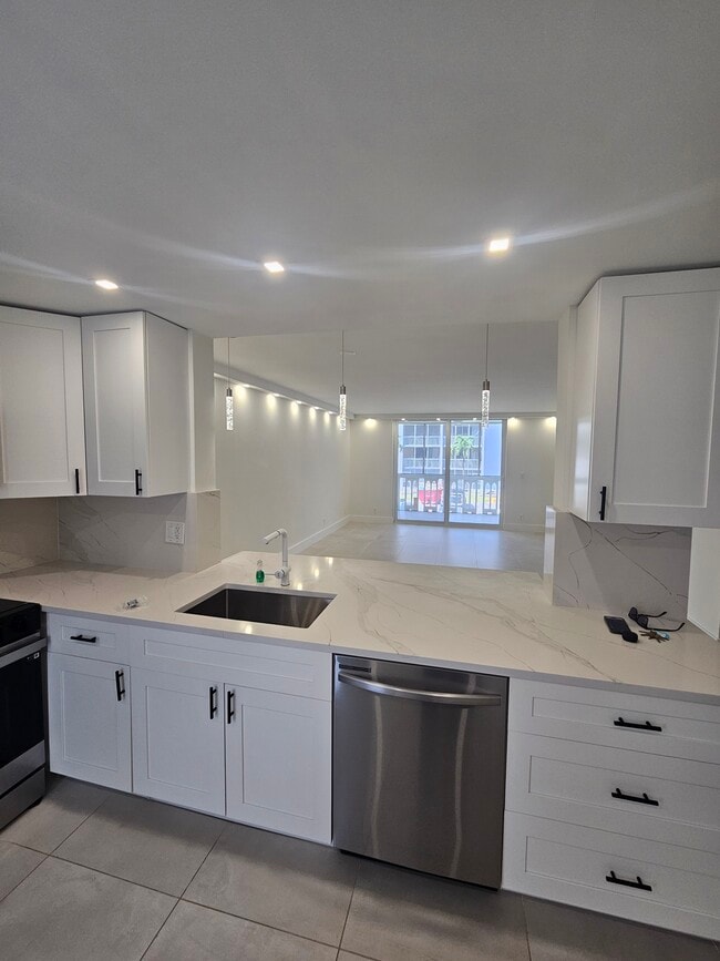 Building Photo - 400 NE 12th Ave Unit 303