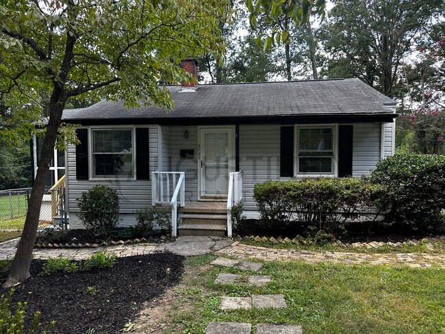 Building Photo - 2723 Robin Hood Dr