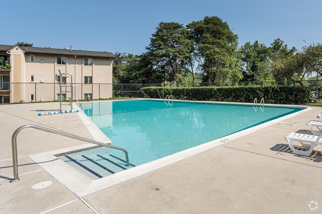 Pool - The Glens at Reed Station