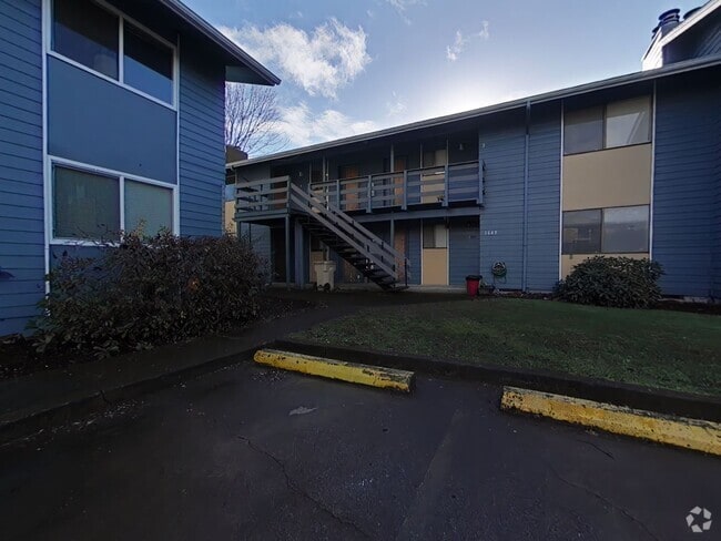 Building Photo - 2 Bedroom Apartment ~ Near 9th Street Unit 1645 NW Division #1