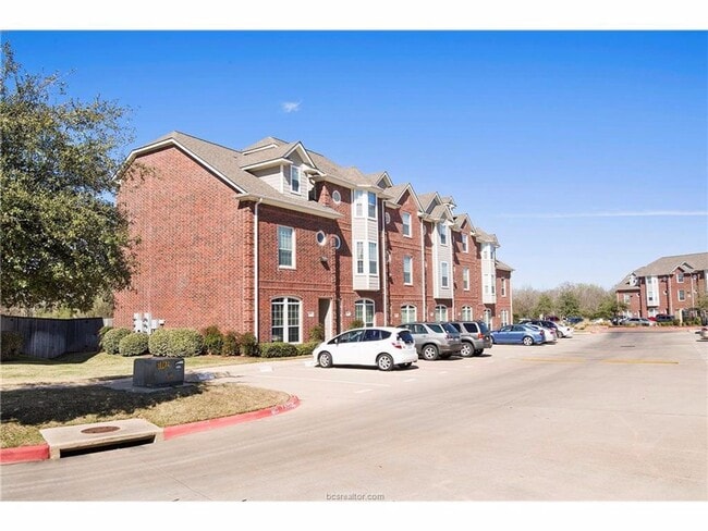 Building Photo - River Oaks #605 Unit 305 Holleman #605