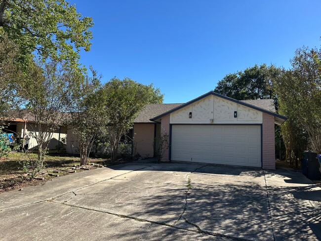 Building Photo - 5922 Lakedale St