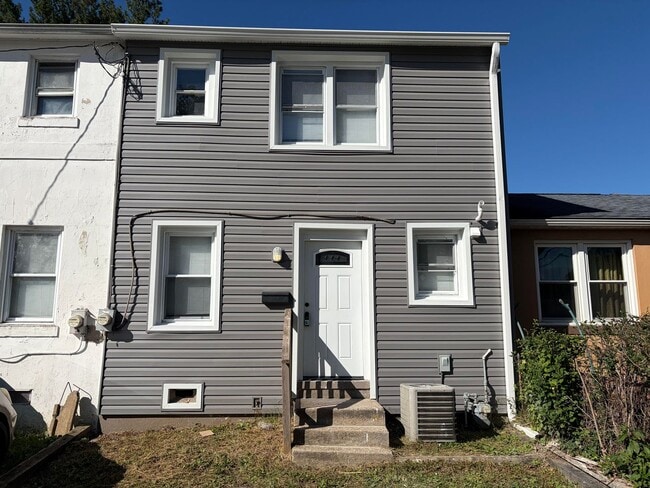 Building Photo - Newly Renovated 2 Story Townhouse in Garde...