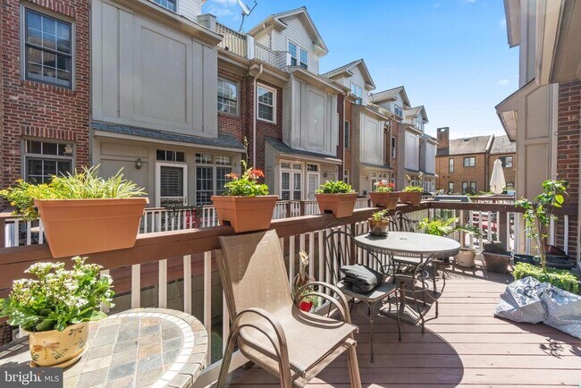 Photo - 727 N Vermont St