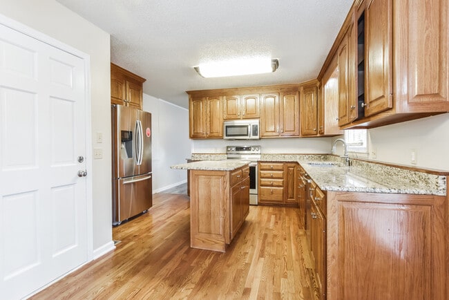 Photo - 12001 Camelot Dr SE