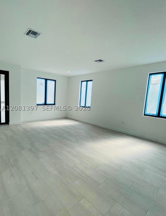 309 NW 7th St